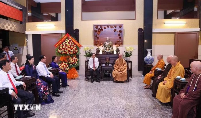 Chủ tịch Quốc hội Trần Thanh Mẫn thăm, chúc mừng Đại lão hòa thượng Thích Trí Quảng, Đức Pháp chủ Hội đồng Chứng minh Giáo hội Phật giáo Việt Nam. (Ảnh: Văn Điệp/TTXVN)