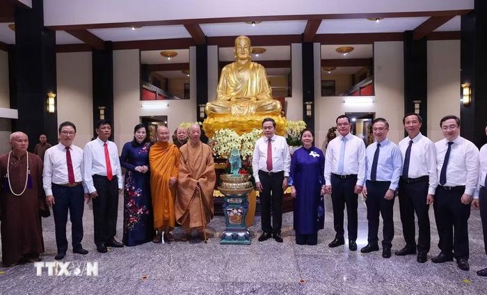 Chủ tịch Quốc hội Trần Thanh Mẫn và Đại lão hòa thượng Thích Trí Quảng, Đức Pháp chủ Hội đồng Chứng minh Giáo hội Phật giáo Việt Nam với các đại biểu. (Ảnh: Văn Điệp/TTXVN)