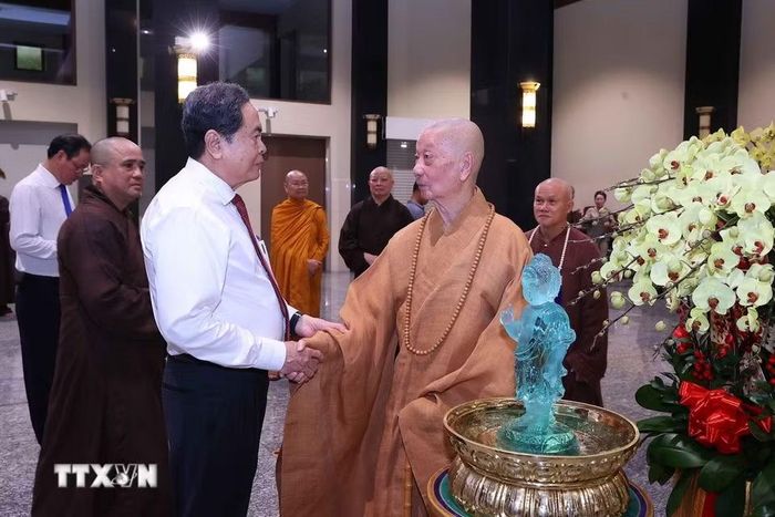 Chủ tịch Quốc hội Trần Thanh Mẫn thăm, chúc mừng Đại lão hòa thượng Thích Trí Quảng, Đức Pháp chủ Hội đồng Chứng minh Giáo hội Phật giáo Việt Nam. (Ảnh: Văn Điệp/TTXVN)