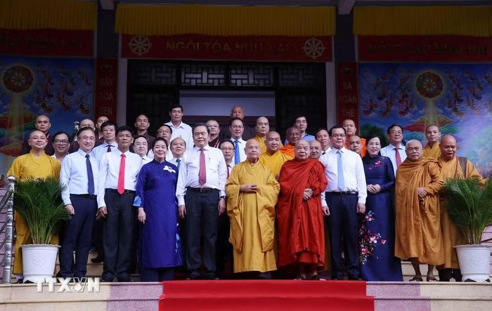 Chủ tịch Quốc hội Trần Thanh Mẫn thay mặt lãnh đạo Đảng, Nhà nước, Mặt trận Tổ quốc Việt Nam và Hòa thượng Thích Thiện Nhơn, Phó Pháp chủ Hội đồng chứng minh, Chủ tịch Hội đồng trị sự Trung ương Giáo hội Phật giáo Việt Nam với các đại biểu. (Ảnh: Văn Điệp/TTXVN)