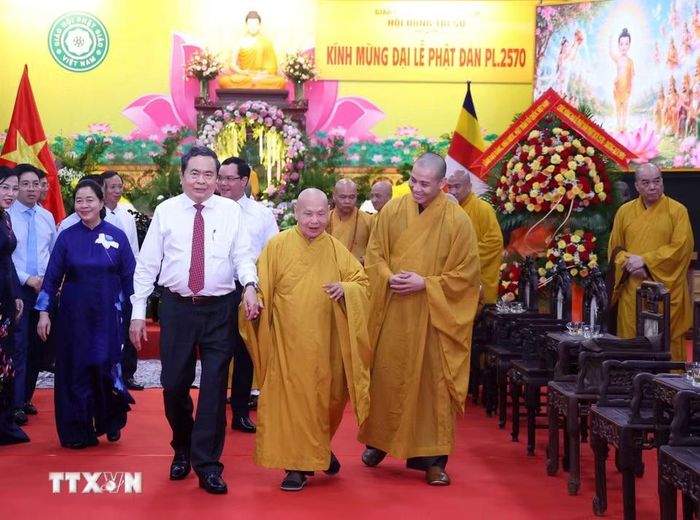 Chủ tịch Quốc hội Trần Thanh Mẫn thay mặt lãnh đạo Đảng, Nhà nước, Mặt trận Tổ quốc Việt Nam tặng hoa, chúc mừng Hòa thượng Thích Thiện Nhơn, Phó Pháp chủ Hội đồng chứng minh, Chủ tịch Hội đồng trị sự Trung ương Giáo hội Phật giáo Việt Nam. (Ảnh: Văn Điệp/TTXVN)