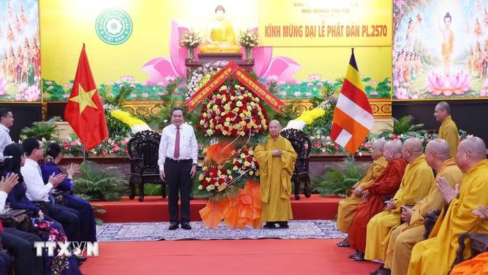 Chủ tịch Quốc hội Trần Thanh Mẫn thay mặt lãnh đạo Đảng, Nhà nước, Mặt trận Tổ quốc Việt Nam tặng hoa, chúc mừng Hòa thượng Thích Thiện Nhơn, Phó Pháp chủ Hội đồng chứng minh, Chủ tịch Hội đồng trị sự Trung ương Giáo hội Phật giáo Việt Nam. (Ảnh: Văn Điệp/TTXVN)