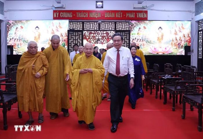 Chủ tịch Quốc hội Trần Thanh Mẫn thăm, chúc mừng Hòa thượng Thích Thiện Nhơn, Phó Pháp chủ Hội đồng chứng minh, Chủ tịch Hội đồng trị sự Trung ương Giáo hội Phật giáo Việt Nam. (Ảnh: Văn Điệp/TTXVN)
