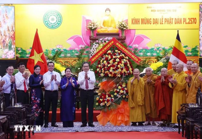 Chủ tịch Quốc hội Trần Thanh Mẫn thay mặt lãnh đạo Đảng, Nhà nước, Mặt trận Tổ quốc Việt Nam và Hòa thượng Thích Thiện Nhơn, Phó Pháp chủ Hội đồng chứng minh, Chủ tịch Hội đồng trị sự Trung ương Giáo hội Phật giáo Việt Nam với các đại biểu. (Ảnh: Văn Điệp/TTXVN)