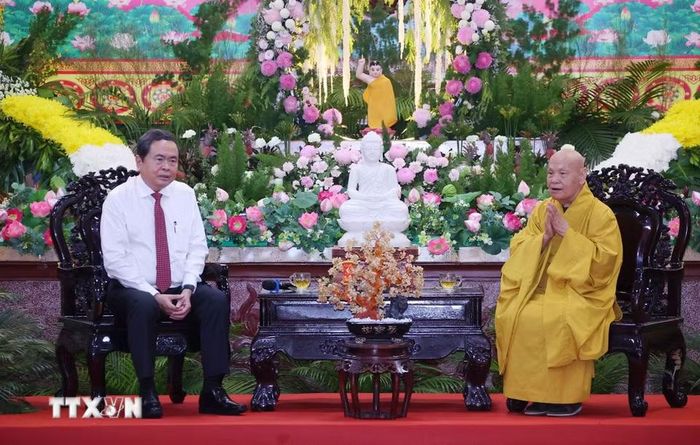Chủ tịch Quốc hội Trần Thanh Mẫn thăm, chúc mừng Hòa thượng Thích Thiện Nhơn, Phó Pháp chủ Hội đồng chứng minh, Chủ tịch Hội đồng trị sự Trung ương Giáo hội Phật giáo Việt Nam. (Ảnh: Văn Điệp/TTXVN)