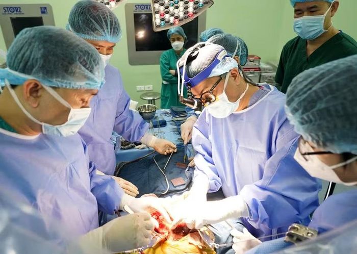 Các bác sỹ thực hiện ca ghép gan cho trẻ em. (Ảnh: PV/Vietnam+)
