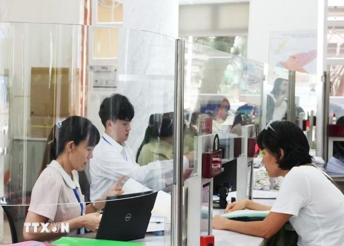 Cán bộ, công chức tại Trung tâm Hành chính công phường Sài Gòn mới đang khẩn trương xử lý hồ sơ. (Ảnh: Hữu Duyên/TTXVN)