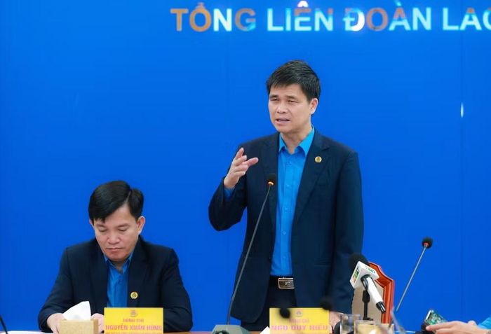 Ông Ngọ Duy Hiểu, Phó Chủ tịch Tổng Liên đoàn Lao động Việt Nam chia sẻ thông tin về tình hình tiền lương tối thiểu vùng đối với công nhân. (Ảnh: CTV/Vietnam+)