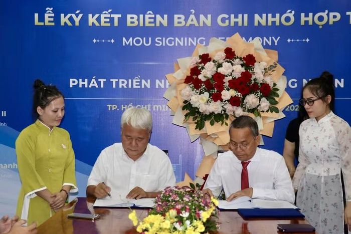 Ông Võ Khắc Thái, Phó Chủ tịch thường trực Liên đoàn Lao động Thành phố Hồ Chí Minh (trái) cùng ông Nguyễn Văn Lợi, Giám đốc Công ty Cổ phần Sản xuất Xây dựng Thanh Bình ký kết thỏa thuận hợp tác. (Ảnh: Thanh Vũ/TTXVN)