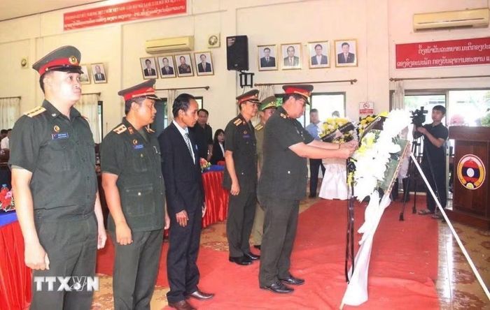 Đại diện lực lượng vũ trang các tỉnh Nam Lào dâng hoa tại buổi Lễ. (Ảnh: TTXVN phát)