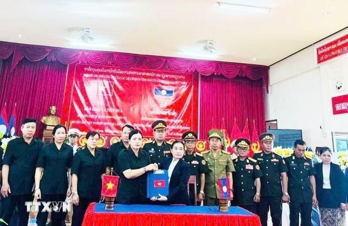 Đồng chí Y Ngọc (trái), Phó Chủ tịch Thường trực Ủy ban Nhân dân tỉnh Quảng Ngãi, Trưởng ban Chỉ đạo công tác đặc biệt tỉnh và đồng chí Sisanga Keoduangdi, Phó Chủ tịch Ủy ban chính quyền tỉnh Xekong, Trưởng ban Công tác đặc biệt tỉnh Xekong trao Biên bản bàn giao tại buổi Lễ. (Ảnh: TTXVN phát)