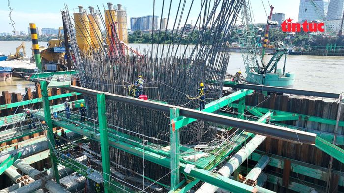 Các nhà thầu đẩy nhanh thi công các hạng mục cầu Trần Hưng Đạo dưới lòng sông trước mùa mưa. Ảnh: Thế Đoàn