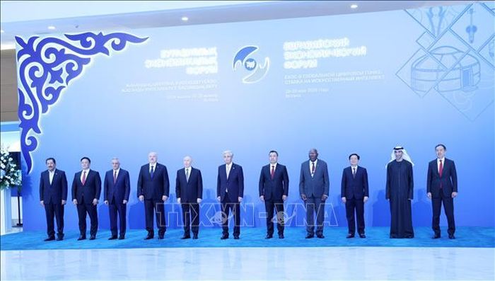 Phó Thủ tướng Hồ Quốc Dũng chụp ảnh cùng lãnh đạo các quốc gia thành viên EAEU và các quốc gia khách mời.
