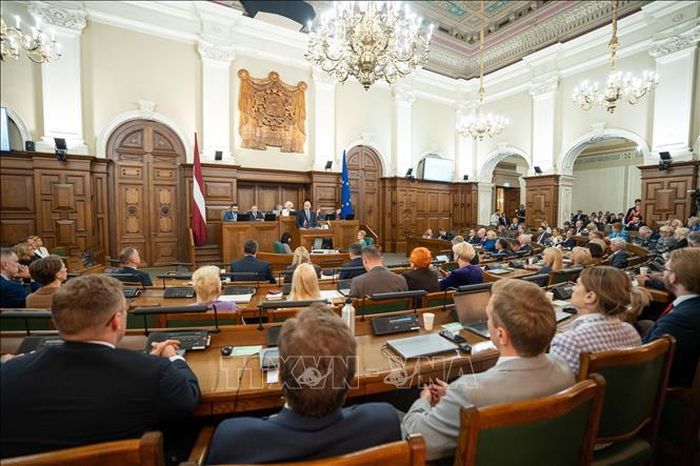 Ông Andris Kulbergs phát biểu sau khi được Quốc hội bầu làm Thủ tướng Chính phủ mới của Latvia, tại Riga, ngày 28/5/2026. Ảnh: THX/TTXVN
