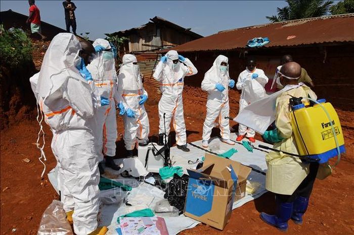 Nhân viên y tế mặc trang phục bảo hộ trước khi điều trị cho bệnh nhân mắc Ebola tại tỉnh Ituri, CHDC Congo ngày 24/5/2026. Ảnh: THX/TTXVN