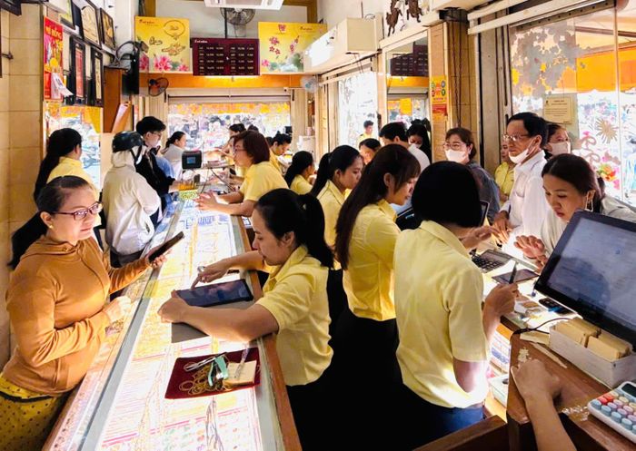 Lượng khách giao dịch vàng tăng khi giá vàng giảm sâu tại TP Hồ Chí Minh.
