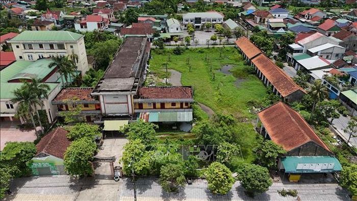 Trường THCS Hoàng Xuân Hãn (xã Đức Thọ) là cơ sở nhà đất dôi dư đã hoàn thành xử lý để cho thuê. Ảnh: Hữu Quyết/TTXVN.