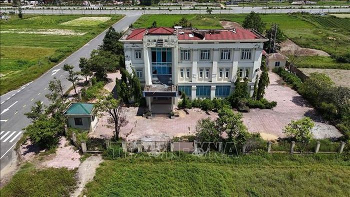 Trụ sở Bảo hiểm xã hội huyện Thạch Hà cũ (xã Lộc Hà) hiện không còn được sử dụng. Ảnh: Hữu Quyết/TTXVN.