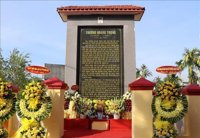 Bia tưởng niệm tại khu mộ đồng chí Trương Quang Trọng.