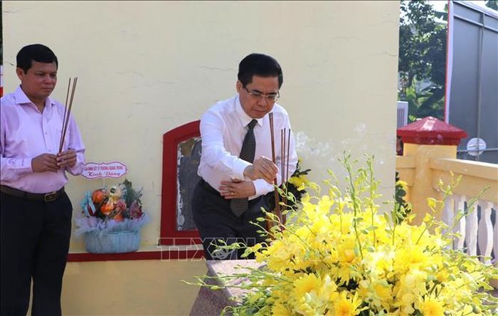 Ủy viên BCH Trung ương Đảng, Chủ tịch UBND tỉnh Quảng Ngãi Nguyễn Hoàng Giang dâng hương tại mộ phần đồng chí Trương Quang Trọng.