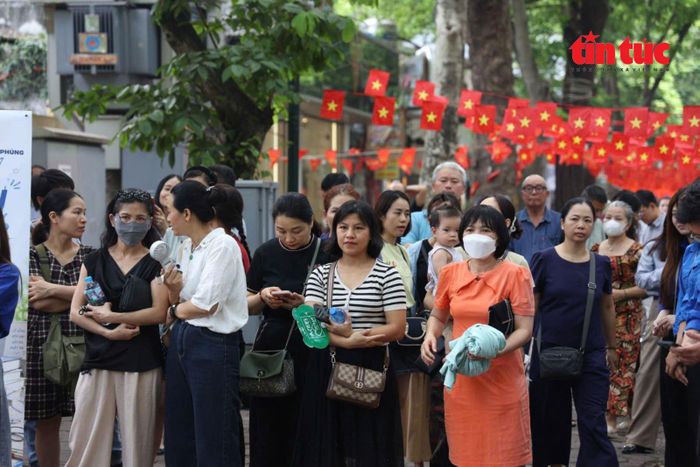 Nhiều phụ huynh đứng chờ bên ngoài điểm thi.