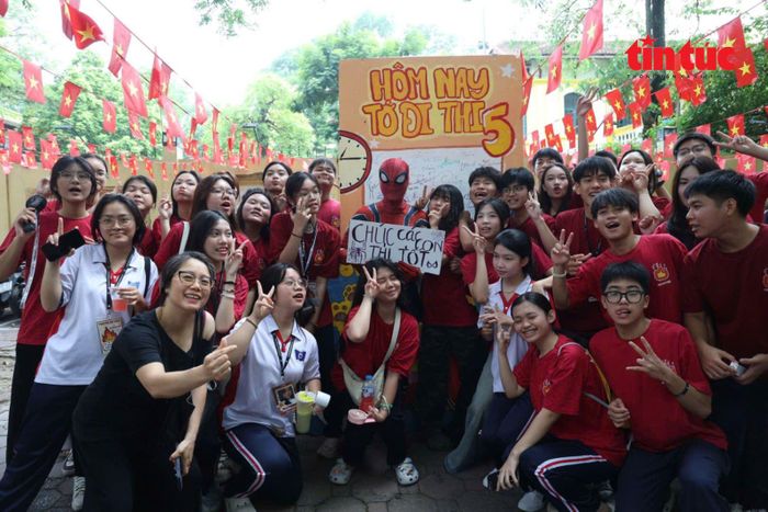 Khu vực cổng trường được trang trí bằng hàng cờ đỏ sao vàng, tạo không khí trang trọng, rực rỡ trước thềm ngày thi.