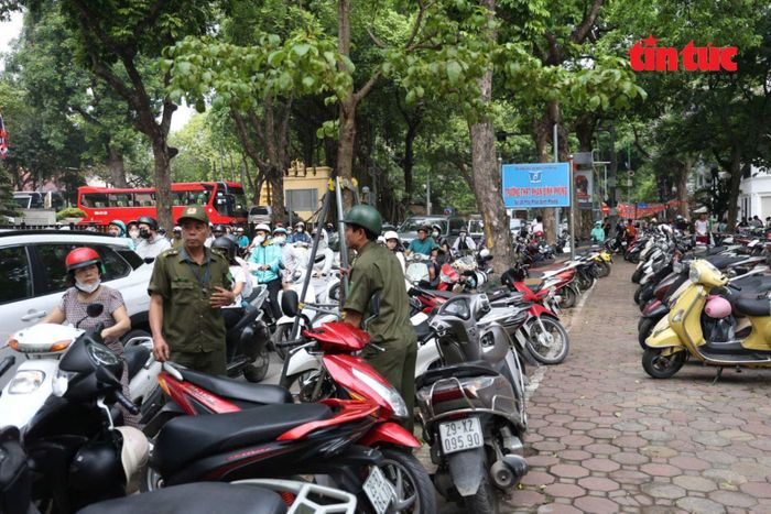 Lực lượng chức năng tham gia bảo đảm trật tự, phân luồng giao thông tại khu vực trước điểm thi.