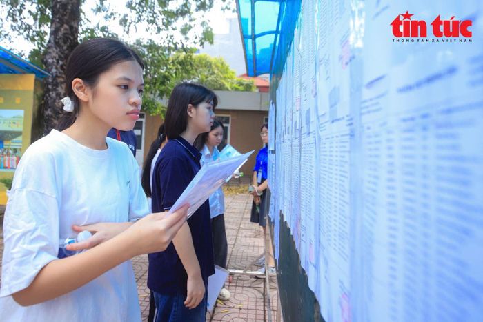 Thí sinh tìm phòng thi tại Trường trung học phổ thông Yên Hòa.