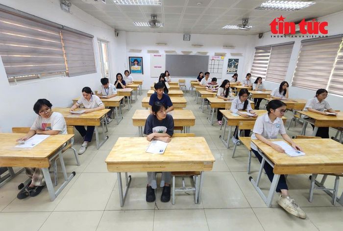 Ngay từ buổi đầu làm thủ tục, thí sinh không được mang điện thoại di động, đồng hồ thông minh hoặc bất kỳ thiết bị có khả năng thu phát tín hiệu vào khu vực phòng thi.