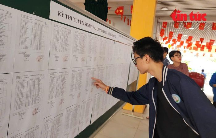 Thí sinh rà soát tên mình tại phòng thi Trường Trung học cơ sở Thanh Xuân Trung.