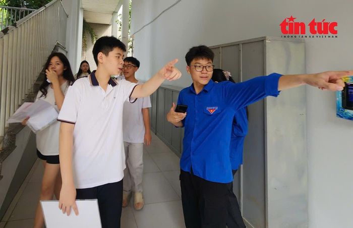 Lực lượng đoàn thanh niên phường Thanh Xuân tận tình hướng dẫn thí sinh tìm phòng thi.