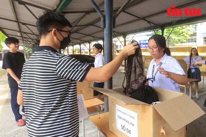 Thí sinh gửi tư trang trước khi vào phòng thi.