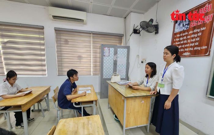 Thí sinh lắng nghe giám thị phổ biến quy chế thi tại Trường Trung học cơ sở Thanh Xuân Trung.