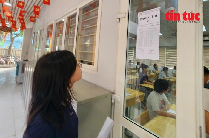 Thí sinh "soi" tên mình tại phòng thi số 8 Trường Trung học cơ sở Thanh Xuân Trung.