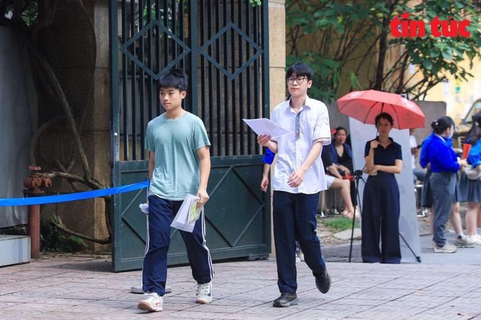 Thí sinh đến điểm thi tại Trường Trung học phổ thông Yên Hòa.