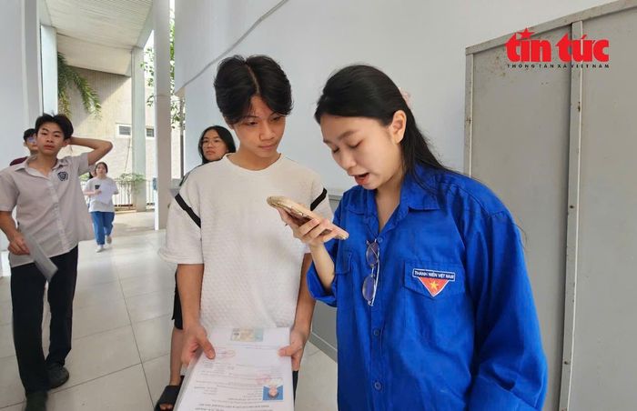 Thí sinh được lực lượng tình nguyện viên hướng dẫn vào phòng thi.