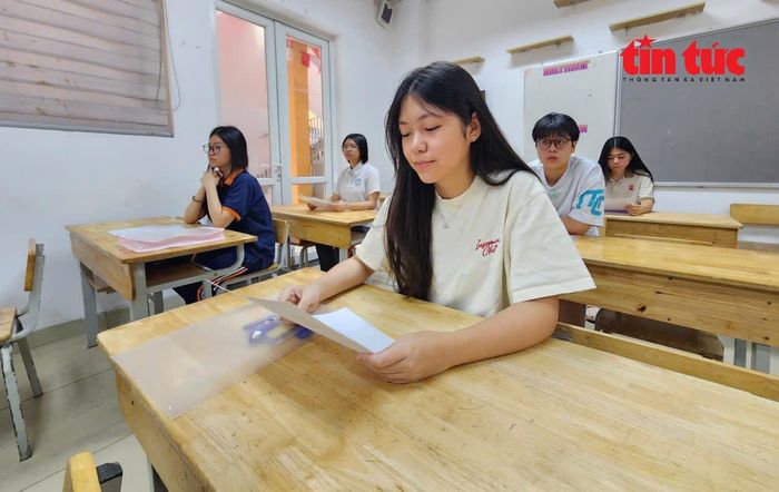Thí sinh chỉ được mang theo những vật dụng vào phòng thi gồm: Bút viết, thước kẻ, bút chì, tẩy chì, êke, thước vẽ đồ thị, dụng cụ vẽ hình, máy tính cầm tay không có chức năng soạn thảo văn bản, không có thẻ nhớ.
