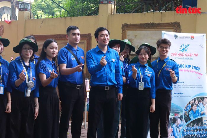 Lực lượng tham gia tiếp sức gồm đông đảo đoàn viên, thanh niên và sinh viên đến từ các trường như THPT Phan Đình Phùng, Học viện Ngân hàng, Học viện Ngoại giao, Trường Quốc tế - ĐHQGHN...