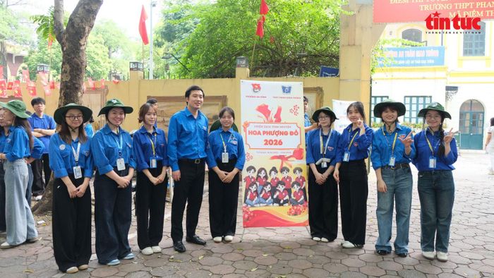 Tổ công tác của Thành đoàn - Hội Sinh viên Thành phố thường xuyên kiểm tra, nắm bắt việc thực hiện nhiệm vụ của các đội hình tại các điểm thi.