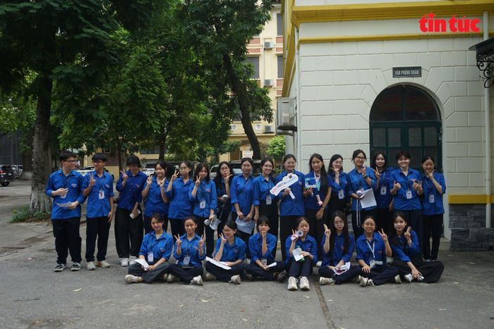 Các đội hình tiếp sức mùa thi chụp ảnh kỷ niệm.