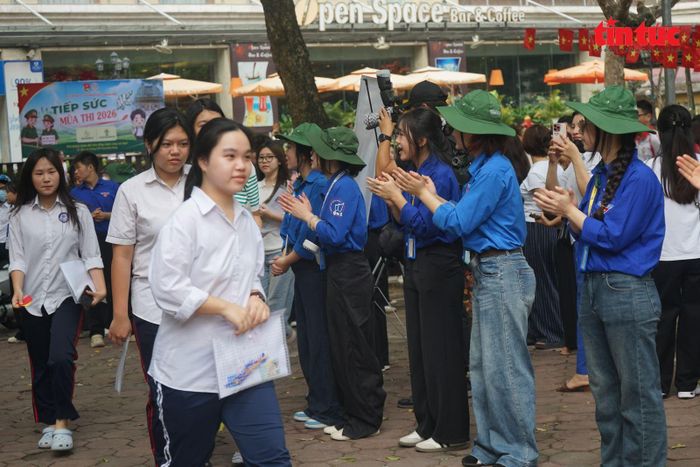 Tiếp sức mùa thi cho các sĩ tử.