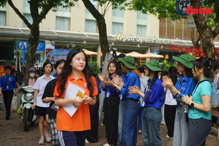 Những lời động viên hay nụ cười thân thiện của các tình nguyện viên góp phần lan tỏa hình ảnh đẹp của tuổi trẻ Thủ đô.