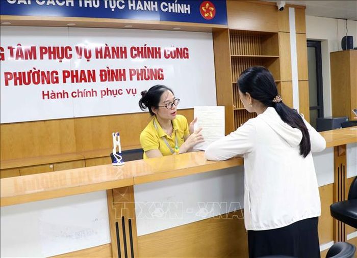 Người dân được hướng dẫn giải quyết các thủ tục hành chính tại Trung tâm phục vụ hành chính công phường Phan Đình Phùng (ảnh minh họa).