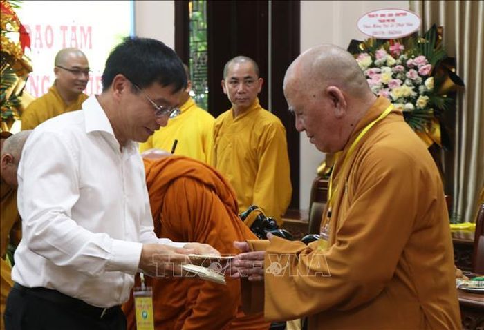 Phó Thủ tướng Nguyễn Văn Thắng tặng quà chúc mừng các chức sắc lãnh đạo Ban Trị sự Giáo hội Phật giáo Việt Nam thành phố Huế. Ảnh: Mai Trang/TTXVN