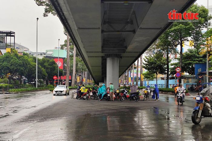 Cơn mưa xuất hiện bất ngờ vào giờ cao điểm sáng nay khiến nhiều người dân không kịp chuẩn bị áo mưa phải dừng xe trú mưa dưới các cầu vượt.