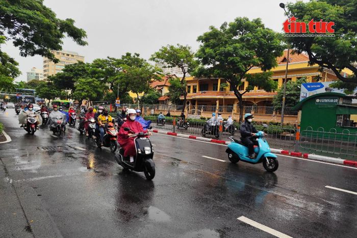 Mưa xuất hiện tại khu vực trung tâm TP Hồ Chí Minh vào khoảng 8 giờ sáng ngày 29/5.
