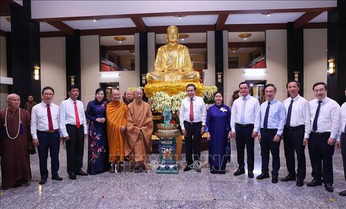 Chủ tịch Quốc hội Trần Thanh Mẫn và Đại lão hòa thượng Thích Trí Quảng, Đức Pháp chủ Hội đồng Chứng minh Giáo hội Phật giáo Việt Nam với các đại biểu. Ảnh: Văn Điệp/TTXVN
