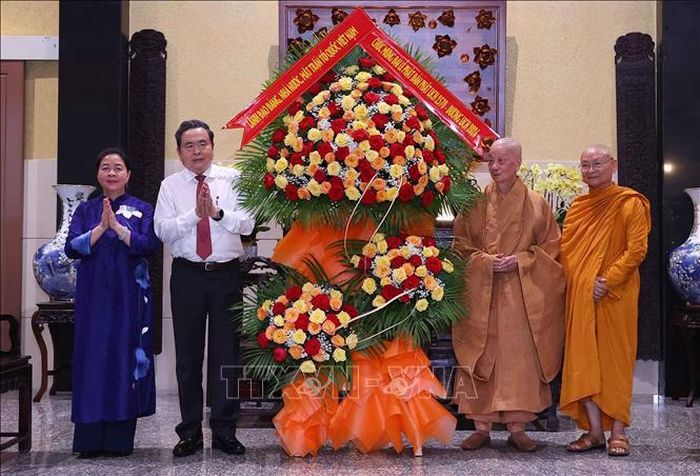 Chủ tịch Quốc hội Trần Thanh Mẫn thay mặt lãnh đạo Đảng, Nhà nước, Mặt trận Tổ quốc Việt Nam tặng hoa, chúc mừng Đại lão hòa thượng Thích Trí Quảng, Đức Pháp chủ Hội đồng Chứng minh Giáo hội Phật giáo Việt Nam. Ảnh: Văn Điệp/TTXVN