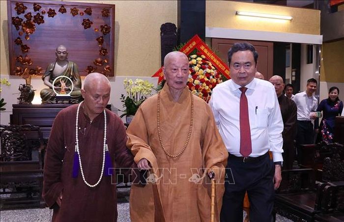 Chủ tịch Quốc hội Trần Thanh Mẫn thăm, chúc mừng Đại lão hòa thượng Thích Trí Quảng, Đức Pháp chủ Hội đồng Chứng minh Giáo hội Phật giáo Việt Nam. Ảnh: Văn Điệp/TTXVN