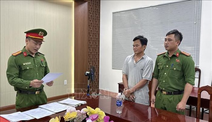 Cơ quan công an tống đạt quyết định khởi tố bị can, lệnh bắt tạm giam tài xế Thanh. Ảnh: TTXVN phát